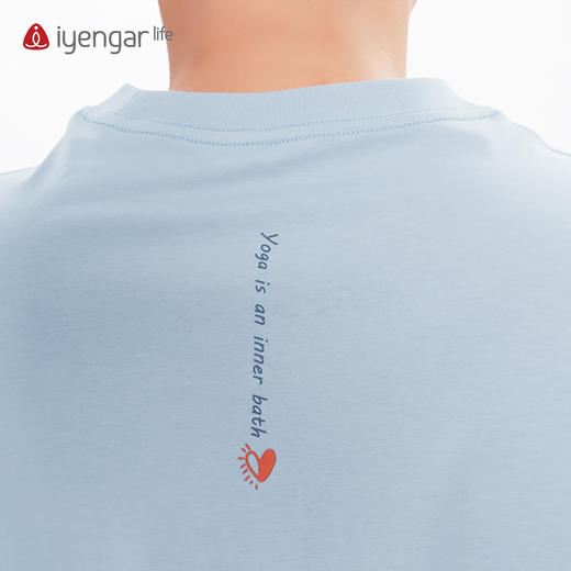 艾扬格 life C3056瑜伽船式男装T恤短袖 柔软舒爽面料 原创手绘设计 Paripuna Navasana船式的"V"形平衡,淬炼身体 商品图6