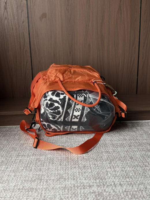 点此购买 On昂跑男女情侣款35L单肩手提包 sz 341297 商品图12