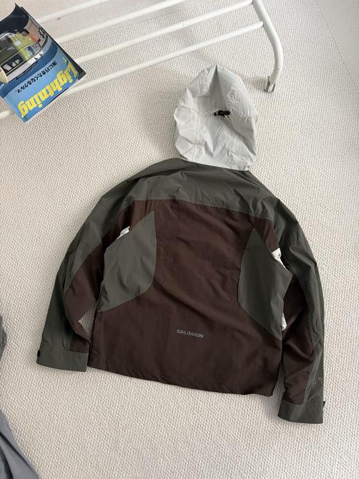 点此购买 萨洛蒙SLATE系列春秋季男女款户外防风连帽夹克 md 341369 商品图2