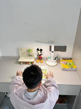 台灯就得选保护视力的，才敢放心给娃用 不然普通不合规的灯还可能损伤孩子的视力