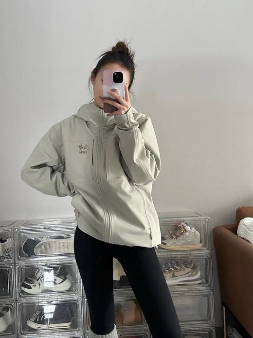 点此购买 始祖鸟春秋季男女款软壳连帽户外防风运动服冲锋衣 ggd 341260 商品图4