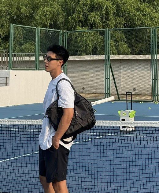 点此购买 On昂跑男女情侣款35L单肩手提包 sz 341297 商品图5