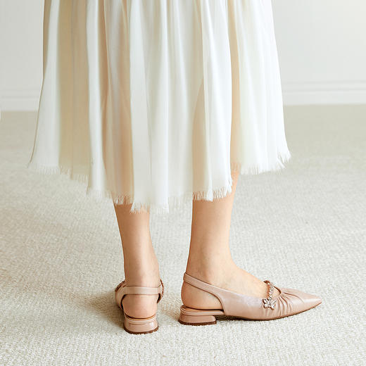 【静音系列】千百度低跟钻带时装凉鞋女2026夏季新款包头尖头凉鞋A26279310 商品图3