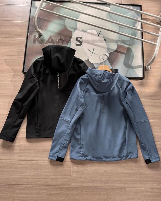 点此购买 迪桑特男子秋冬季加绒连帽软壳冲锋衣外套 hbj 341383 商品图3