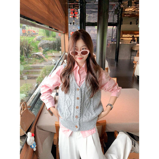 <曾小咸推荐>3.9现货秒杀 ！微信超特价！韩系2色麻花针织马甲背心 日常149.99 立减80 秒杀69.99！！咖色短裤 秒杀69.99！！ 商品图3