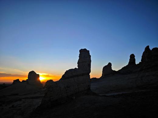 黑独山&胭脂山、巴丹吉林沙漠粉红湖、西部梦幻大峡谷、大柴旦翡翠湖、冷湖石油小镇、俄博梁雅丹地貌10天订制摄影团 商品图5
