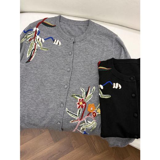 「高货rp」全新升级【铂金会员330/天猫439/差价109】(72409)洛诗琳气质重工刺绣羊毛开衫2026春季新款复古圆领针织外套 商品图3