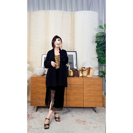 高端局 尽显贵气 V领亮片钉珠吊带背心 金砂色贵气叠buff 可单穿可叠穿 商品图3