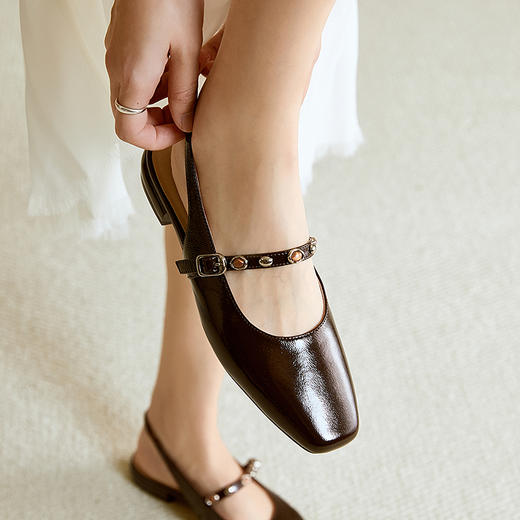 千百度方头轻奢羊皮包头时装凉鞋女2026春季新款后空低跟外穿凉鞋A26280916 商品图4