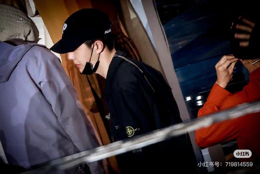 一店d 所有岛民请注意❗️久违的『上岛体验』𝐒𝐭𝐨𝐧𝐞 𝐢𝐬𝐥𝐚𝐧𝐝石头岛经典情侣夹克 薄款的哈 岛真的一如既往的帅 难怪王一博也这么爱它 商品图3