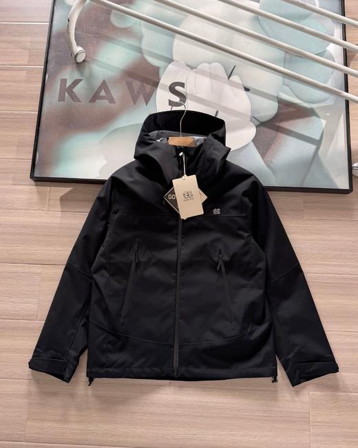 点此购买 可隆春秋季男女款硬壳压胶极简钢标户外抗风保暖冲锋衣 hbj 341406 商品图4