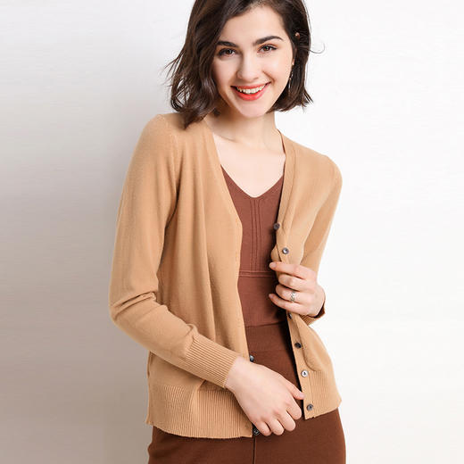 清仓！任选2件加购物车到手59.9元！单拍不发货  茶稚 多巴胺色V领开衫针织衫 品质纱线 柔软舒适 简约大气 多色可选 气质百搭 商品图6