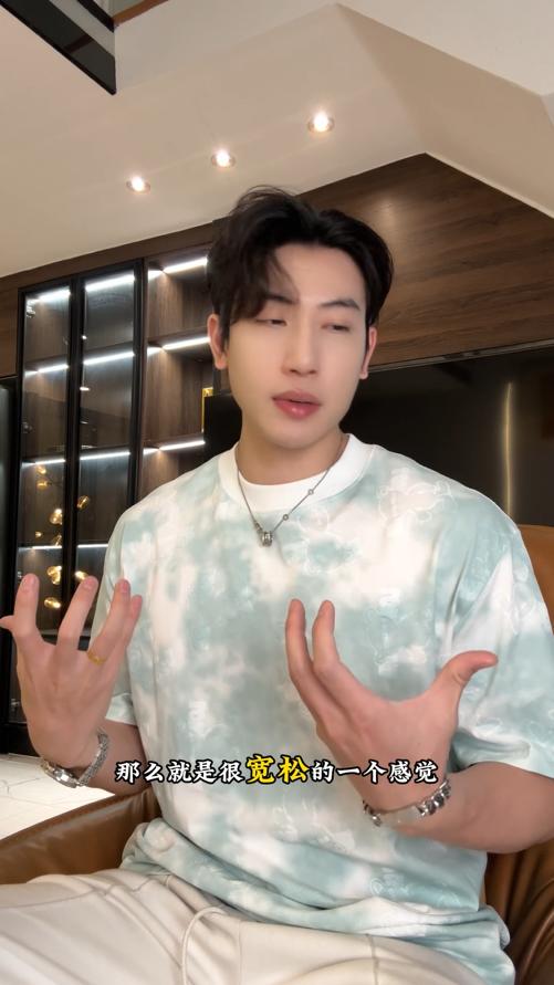 T4170SDSA夏季高级感新款男士渐变压花设计短袖T恤时尚圆领休闲上衣 商品图0