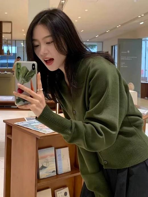 爆款3-7天发货！isabelle marran苔藓绿极简秋冬气质V领开衫JS3699034 商品图1