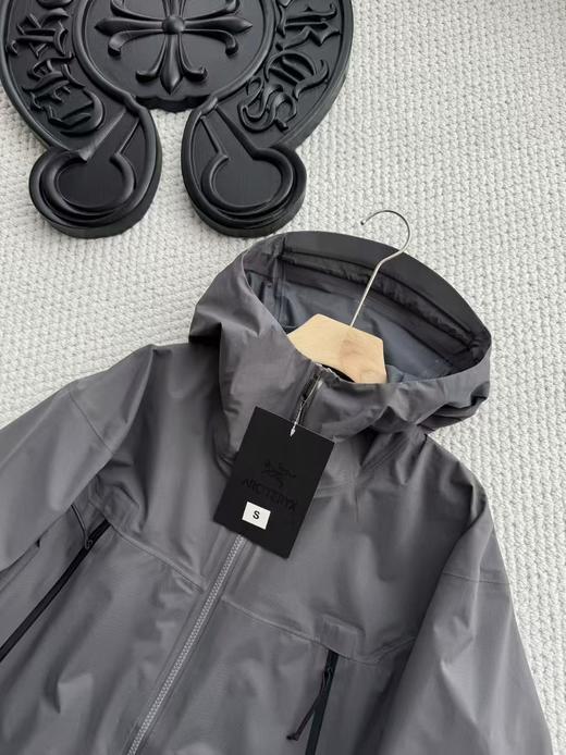 点此购买 始祖鸟ALPHA jacket LT GEN2.2军鸟系列男士防水透气纯色高领夹克外套 ggd 341264 商品图9