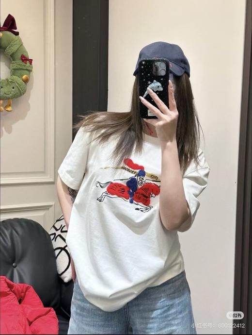 2026早春！！两色！！Burberry 新禧贺岁系列的战马骑士刺绣T恤，明星同款！ 商品图4
