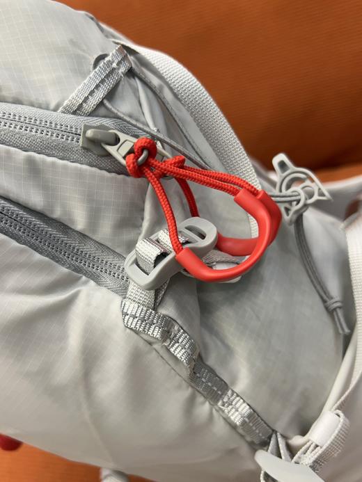 点此购买 LuLulemon男女款全运动双肩背包 ye 341332 商品图12