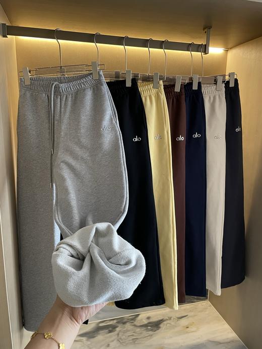 点此购买 Alo春秋季女士字母立体标阔腿瑜伽运动休闲宽松直筒长裤 cxy 341301 商品图6