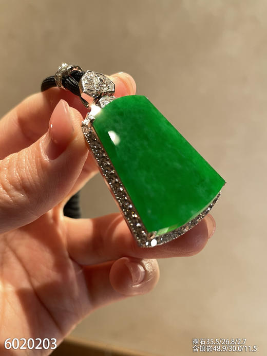 老坑艳绿无事牌吊坠【6020203】具体价格微信咨询 商品图1