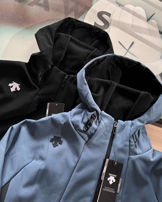 点此购买 迪桑特男子秋冬季加绒连帽软壳冲锋衣外套 hbj 341383 商品图11