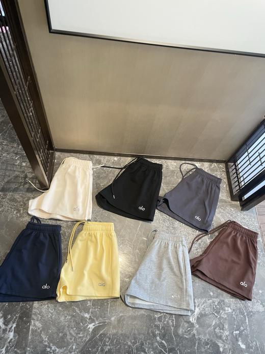 点此购买 Alo春夏季女士亮标休闲毛圈纯棉短裤 cxy 341306 商品图8