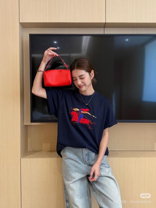 2026早春！！两色！！Burberry 新禧贺岁系列的战马骑士刺绣T恤，明星同款！ 商品图3