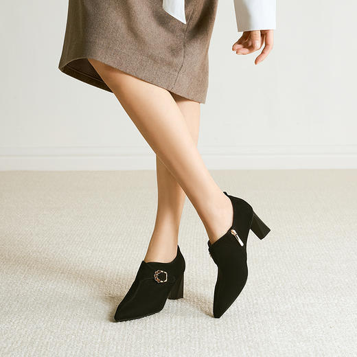 【上新】【静音系列】千百度粗高跟深口单鞋女2026春季羊皮小踝靴A26171637 商品图1