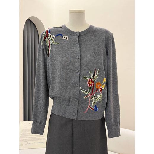 「高货rp」全新升级【铂金会员330/天猫439/差价109】(72409)洛诗琳气质重工刺绣羊毛开衫2026春季新款复古圆领针织外套 商品图1