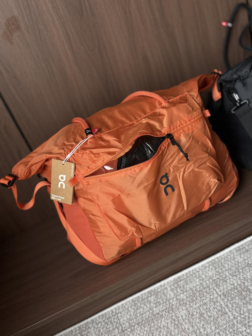 点此购买 On昂跑男女情侣款35L单肩手提包 sz 341297 商品图9