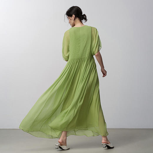 【林栖设计小店】手工钉花|手捏花桑蚕丝压褶垂感2026夏新款连衣裙两件套T1962001 商品图4