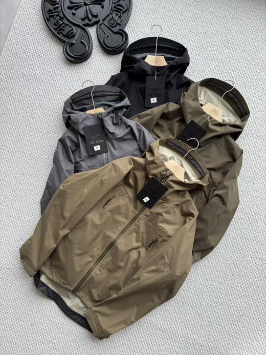 点此购买 始祖鸟ALPHA jacket LT GEN2.2军鸟系列男士防水透气纯色高领夹克外套 ggd 341264 商品图0