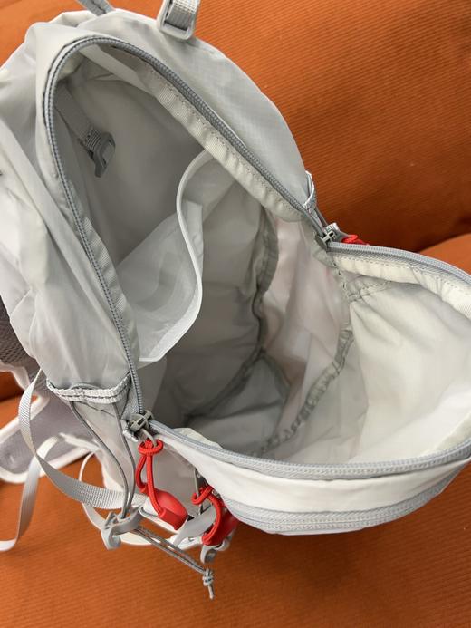 点此购买 LuLulemon男女款全运动双肩背包 ye 341332 商品图7