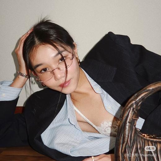 一店d 谬❗️Z新大爆款无边框墨镜A54 终于！全系列安排上了，目前专柜在售所有颜色都有
𝐦𝐢𝐮是懂高智感的，无框给人的气势真的很猛，而圆弧镜片形状减少刻薄感，日常约会戴都好看 商品图0