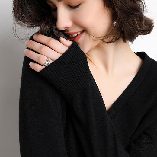 清仓！任选2件加购物车到手59.9元！单拍不发货  茶稚 多巴胺色V领开衫针织衫 品质纱线 柔软舒适 简约大气 多色可选 气质百搭 商品图3