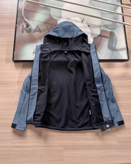 点此购买 迪桑特男子秋冬季加绒连帽软壳冲锋衣外套 hbj 341383 商品图9