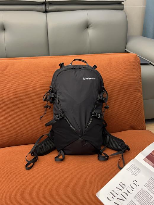 点此购买 LuLulemon男女款全运动双肩背包 ye 341332 商品图2