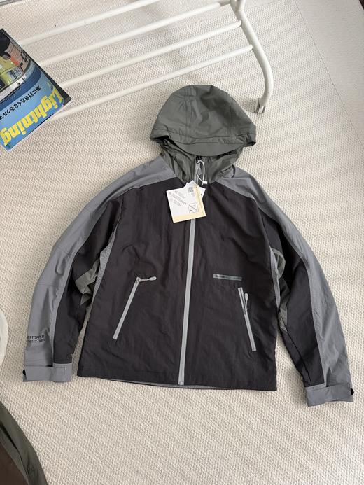 点此购买 萨洛蒙SLATE系列春秋季男女款户外防风连帽夹克 md 341369 商品图3