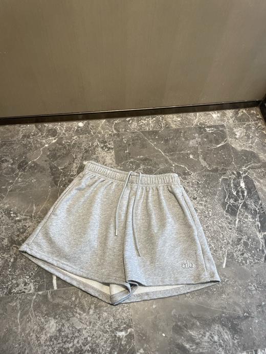 点此购买 Alo春夏季女士亮标休闲毛圈纯棉短裤 cxy 341306 商品图3