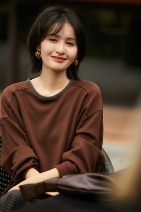 胧月焦糖复古珠链卫衣 双层牛奶棉面料解锁春秋舒适与精致感