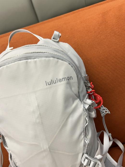点此购买 LuLulemon男女款全运动双肩背包 ye 341332 商品图5