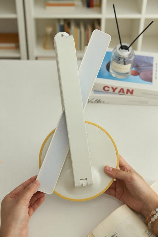 【多妈团购 塞尔兰斯·便携式折叠护眼台灯，赠送可拆卸双笔筒】开学季福利 看书 学习必备！央视CCTV推荐品牌！奥运冠军代言❗全光谱、无眩光、RG0级无蓝光，真正保护孩子眼睛-东橙 商品图12