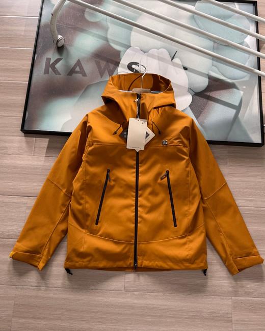 点此购买 可隆春秋季男女款硬壳压胶极简钢标户外抗风保暖冲锋衣 hbj 341406 商品图3