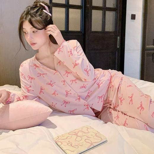 【软糯亲肤❗️蝴蝶结家居套装】温柔底色搭配满印蝴蝶结图案，自带少女感滤镜，甄选细腻透气的亲肤面料，触感如云朵般柔软，春秋季长袖V领卡通甜美睡衣女单家居服L 商品图1