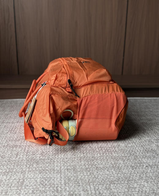 点此购买 On昂跑男女情侣款35L单肩手提包 sz 341297 商品图14