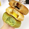 【三重风味❗️夹心贝果面包】面包体有嚼劲且松软，内馅扎实充足，每一口都能咬到浓郁夹心，无需额外抹酱，海盐芝士巧克力三口味混合营养早餐代餐QQ 商品缩略图1