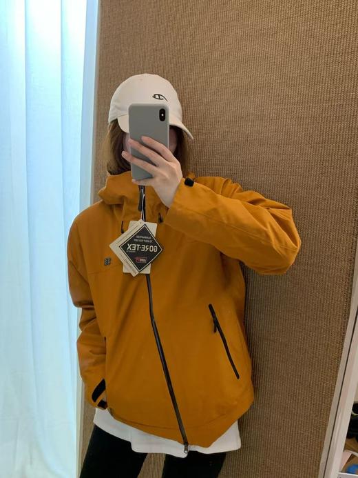 点此购买 可隆春秋季男女款硬壳压胶极简钢标户外抗风保暖冲锋衣 hbj 341406 商品图5