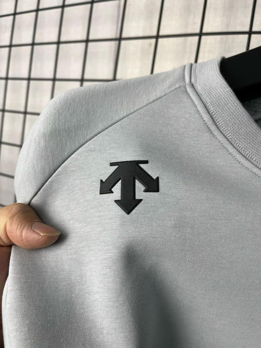 原单正品 DESCENTE迪桑特2026早春男士圆领运动休闲薄绒针织卫衣D6131THT53
尺码：M L XL XXL XXXL 商品图4