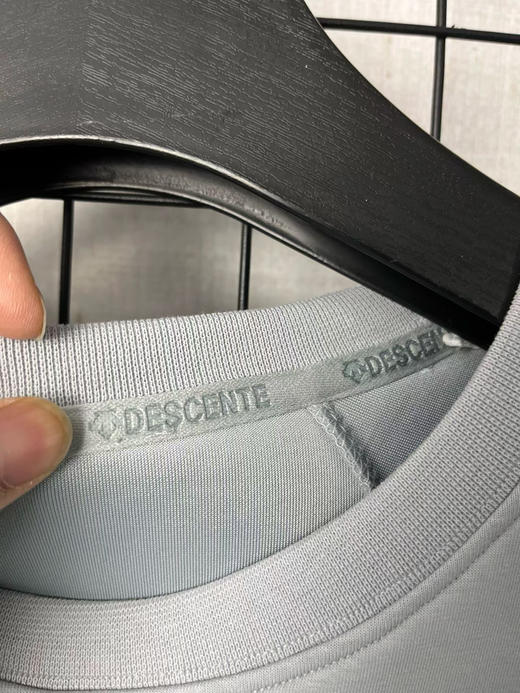 原单正品 DESCENTE迪桑特2026早春男士圆领运动休闲薄绒针织卫衣D6131THT53
尺码：M L XL XXL XXXL 商品图3