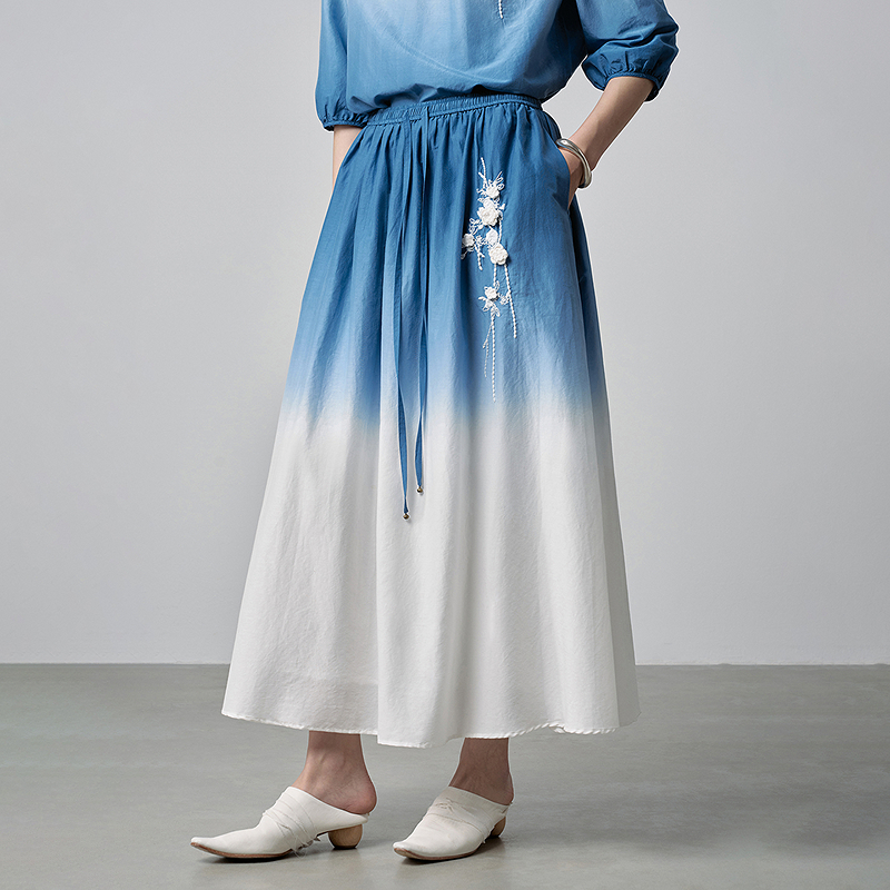 【林栖设计小店】手工钩花|丝棉蓝白渐变优雅百搭2026春新款绣花半身裙T1961278