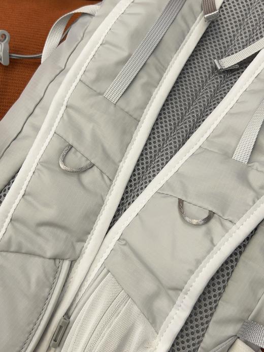 点此购买 LuLulemon男女款全运动双肩背包 ye 341332 商品图9